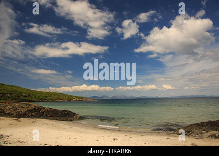 Guardando fuori per il Isle of Jura dall'isola di Gigha, Scozia Foto Stock