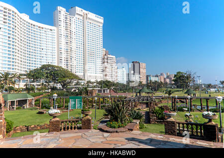 Sunken giardino botanico contro skyline della città sul Golden Mile Beach, davanti a Durban, Sud Africa Foto Stock