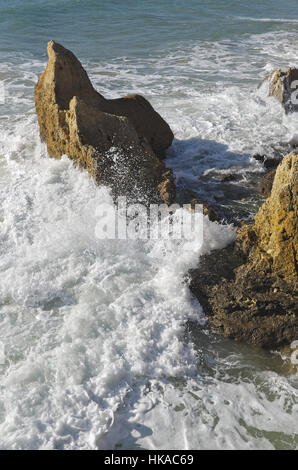 Scena di spiaggia nella spiaggia di Gale. Albufeira Algarve Foto Stock