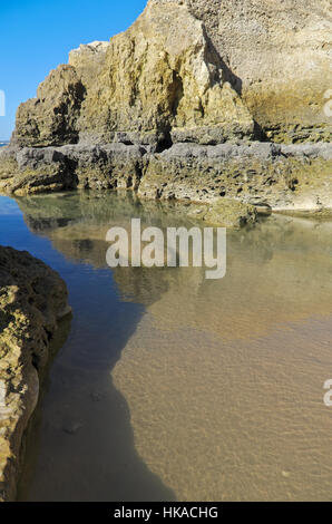 Scena di spiaggia nella spiaggia di gale. Albufeira Algarve Foto Stock