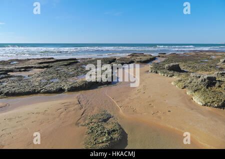 Scena di spiaggia nella spiaggia di gale. Albufeira Algarve Foto Stock