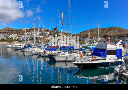 Porto Rico porto porto con barche yacht, holiday resort, Gran Canaria Foto Stock