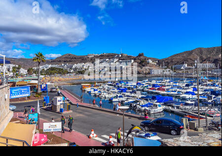 Porto Rico porto porto con barche yacht, holiday resort, Gran Canaria Foto Stock