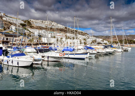 Porto Rico porto porto con barche yacht, holiday resort, Gran Canaria Foto Stock