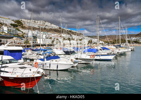 Porto Rico porto porto con barche yacht, holiday resort, Gran Canaria Foto Stock