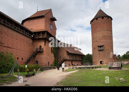 Turaida Castle e la sua torre principale, Turaida, Lettonia Foto Stock