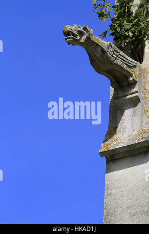 Gargouille sur la facciata de l'église Saint-Denis-Sainte-Foy. Coulommiers. Gargoyle. Foto Stock