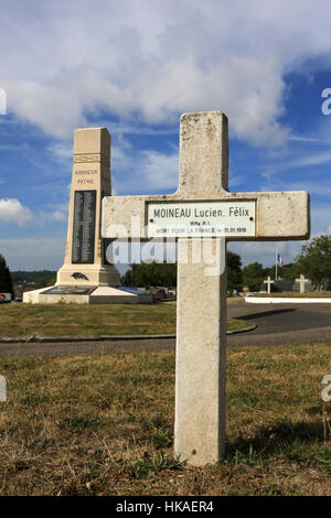 Croce. Commonweatlth War Graves. Tombes de guerre Commonwealth. Cimetiere Militaire Français comprenant 328 tombes de Columérien. Coulommiers. Foto Stock
