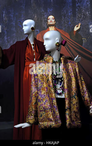 Ensemble di sera ( di broccato camicia di seta, velluto pantaloni 1990 ) Mme Eiller da Hubert de Givenchy Couturier ( ) Francia Foto Stock