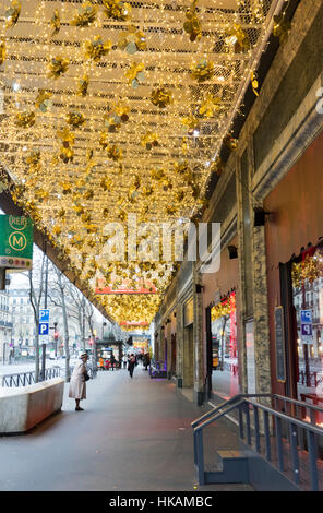 Esterno, Au Printemps Natale windows 2016, Parigi, Francia Foto Stock