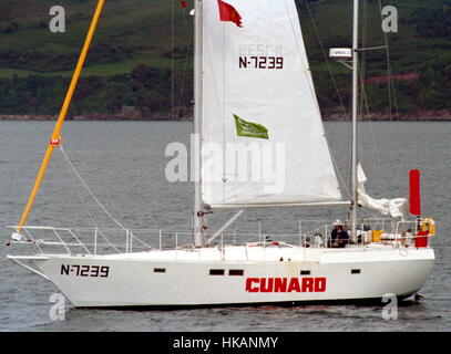 AJAXNETPHOTO. 5Giugno, 1988. PLYMOUTH in Inghilterra. - 1988 CARLSBERG STAR a mano singola gara transatlantica - OSTAR 1988 Inizio - CUNARD; SKIPPER, ARNE YTTERVIK (NOR). Pensionati con vela danno. Foto :AJAX NEWS FOTO REF:2880506 05 Foto Stock