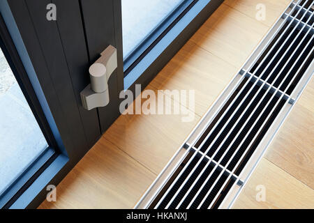 Griglia di riscaldamento con ventilazione dal pavimento in rivestimenti in legno per pavimenti Foto Stock