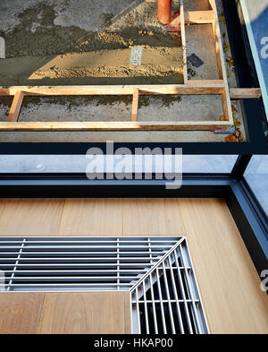 Griglia di riscaldamento con ventilazione dal piano di pavimento di legno duro- preparazione e finition Foto Stock