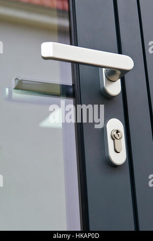 Maniglia esterna della porta e la serratura di sicurezza sul telaio metallico Foto Stock