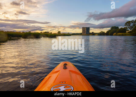 Il kayak sul fiume Dee vicino castello Threave, Dumfries & Galloway, Scozia Foto Stock