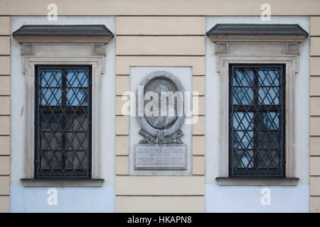 Lapide commemorativa al comandante militare russo Mikhail Kutuzov sul Palazzo Dietrichstein (Dietrichsteinský palác) a Brno, Repubblica Ceca. Testo in ceco e russo significa: Il comandante militare russo, il maresciallo Mikhail Kutuzov, soggiornò qui dal 2 al 5 ottobre 1805 nella battaglia di Austerlitz (ora Slavkov nella Repubblica Ceca). La lapide commemorativa disegnata dallo scultore ceco František Šenk fu svelata nel 1955. Foto Stock