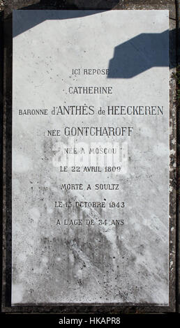 Tomba della Baronessa Catherine de Heeckeren d'Anthes, nee Gontcharoff (1809-1843) presso il cimitero di Soultz-Haut-Rhin, Alsazia, Francia. Lei era la moglie del barone Georges-Charles de Heeckeren d'Anthes (1812-1895), che è più famoso perché ha ucciso poeta russo Alexander Pushkin in un duello in 1837. Pushkin era un marito di sua sorella Natalia Nikolayevna Pushkina-Lanskaya, nee Goncharova. Foto Stock