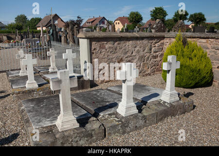 Tombe del barone Georges-Charles de Heeckeren d'Anthes (prima fila in Medio) e sua moglie la baronessa Catherine de Heeckeren d'Anthes, nee Gontcharoff (seconda riga a destra) presso il cimitero di Soultz-Haut-Rhin, Alsazia, Francia. Nonostante la sua carriera successiva barone d'Anthes (1812-1895) è il più famoso perché ha ucciso poeta russo Alexander Pushkin in un duello in 1837. La baronessa Caterina d'Anthes (1809-1843) era una Sorella di Pushkin la moglie Natalia Nikolayevna Pushkina-Lanskaya, nee Goncharova. Foto Stock