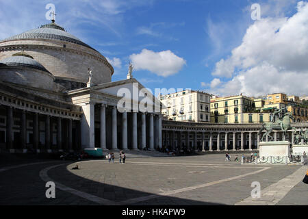 San Francesco di Paola è una chiesa di napoli, Italia meridionale. Esso si trova sul lato ovest della Piazza del Plebiscito, la città" Foto Stock