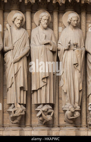 Apostoli San Giacomo il Minore, St Andrew e San Giovanni Evangelista (da sinistra a destra). Statue neogotico sulla facciata principale della cattedrale di Notre Dame (Notre Dame de Paris) di Parigi, Francia. Danneggiato le statue gotiche sulla facciata principale sono state restaurate dagli architetti francesi Eugène Viollet-le-Duc e Jean-Baptiste Lassus nel 1840s. Foto Stock