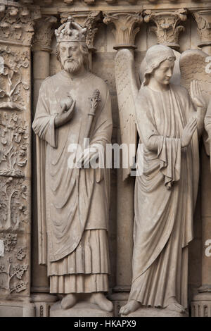 San Costantino il Grande. Statue neogotico sul portale della Vergine Maria sulla facciata principale della cattedrale di Notre Dame (Notre Dame de Paris) di Parigi, Francia. Danneggiato le statue gotiche sulla facciata principale sono state restaurate dagli architetti francesi Eugène Viollet-le-Duc e Jean-Baptiste Lassus nel 1840s. Foto Stock