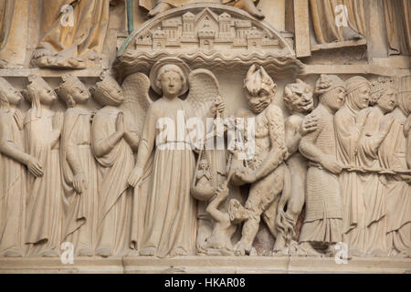 La pesatura dei peccati umani nel giudizio. Dettaglio della neogotica del timpano del portale dell'ultima sentenza sulla facciata principale della cattedrale di Notre Dame (Notre Dame de Paris) di Parigi, Francia. Il danneggiato portale gotico fu restaurato dagli architetti francesi Eugène Viollet-le-Duc e Jean-Baptiste Lassus nel 1840s. Foto Stock