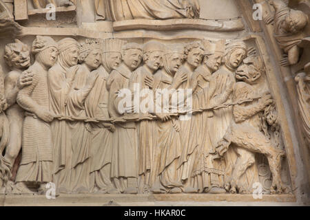 Dannati a piedi verso l'Inferno. Dettaglio della neogotica del timpano del portale dell'ultima sentenza sulla facciata principale della cattedrale di Notre Dame (Notre Dame de Paris) di Parigi, Francia. Il danneggiato portale gotico fu restaurato dagli architetti francesi Eugène Viollet-le-Duc e Jean-Baptiste Lassus nel 1840s. Foto Stock