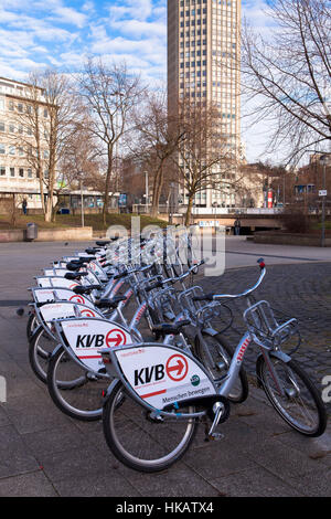 Germania, Colonia, biciclette a noleggio della società Koelner Verkehrsbetriebe KVB (Colonia azienda di trasporto pubblico) Foto Stock