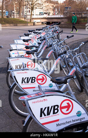 Germania, Colonia, biciclette a noleggio della società Koelner Verkehrsbetriebe KVB (Colonia azienda di trasporto pubblico) Foto Stock