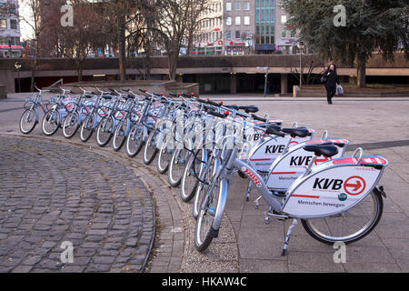 Germania, Colonia, biciclette a noleggio della società Koelner Verkehrsbetriebe KVB (Colonia azienda di trasporto pubblico) Foto Stock