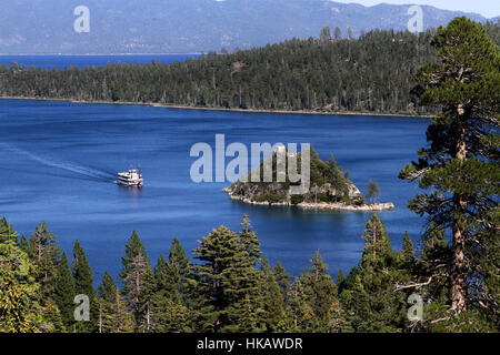 Racchetta crociere in barca verso Fannette isola sul lago Tahoe in California, Stati Uniti d'America. Foto Stock