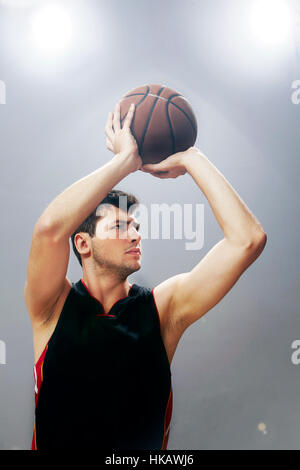 Ragazzo bianco giocando a basket ball Foto Stock