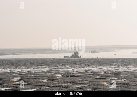 Barche ormeggiate a Leigh on Sea presi in una nebbiosa giornata invernale e Foto Stock
