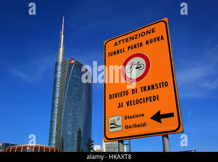 L'Italia, la città di Milano, la stazione di Porta Nuova, fare attenzione a non correre con la bici attraverso il tunnel Porta Nuova Foto Stock