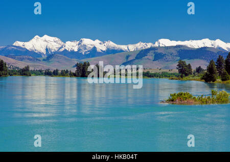 Fiume flathead sotto la missione montagne e nazionale gamma bison vicino a Dixon, montana Foto Stock