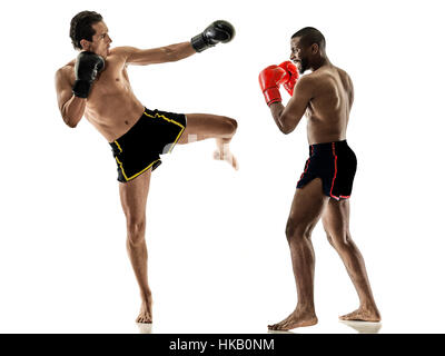 Due caucasian Muay Thai kickboxing kickboxer thai boxing uomini isolati su sfondo bianco Foto Stock