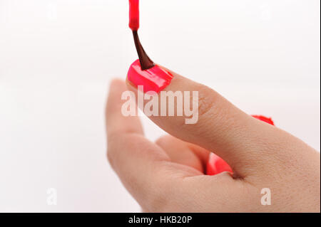 Chiodo di pittura sul dito con colore rosa Foto Stock