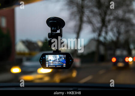 Dashcam in un veicolo passeggeri, la telecamera video sul parabrezza, i record in modo permanente il traffico nella parte anteriore del veicolo per la documentazione di incidenti, Foto Stock