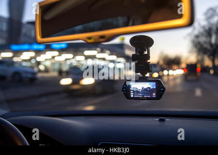 Dashcam in un veicolo passeggeri, la telecamera video sul parabrezza, i record in modo permanente il traffico nella parte anteriore del veicolo per la documentazione di incidenti, Foto Stock