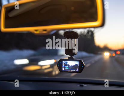 Dashcam in un veicolo passeggeri, la telecamera video sul parabrezza, i record in modo permanente il traffico nella parte anteriore del veicolo per la documentazione di incidenti, Foto Stock