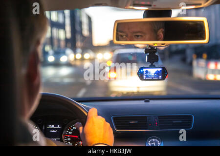 Dashcam in un veicolo passeggeri, la telecamera video sul parabrezza, i record in modo permanente il traffico nella parte anteriore del veicolo per la documentazione di incidenti, Foto Stock