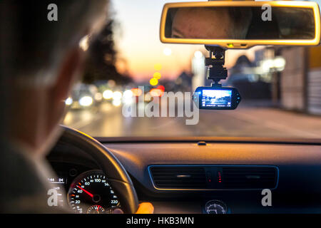 Dashcam in un veicolo passeggeri, la telecamera video sul parabrezza, i record in modo permanente il traffico nella parte anteriore del veicolo per la documentazione di incidenti, Foto Stock