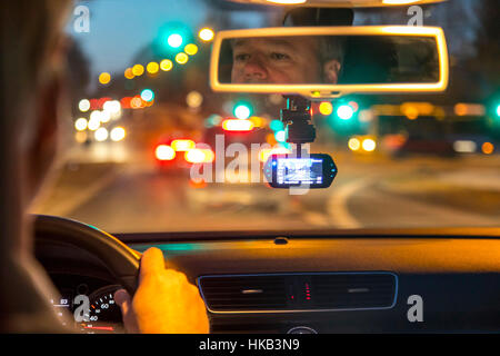 Dashcam in un veicolo passeggeri, la telecamera video sul parabrezza, i record in modo permanente il traffico nella parte anteriore del veicolo per la documentazione di incidenti, Foto Stock