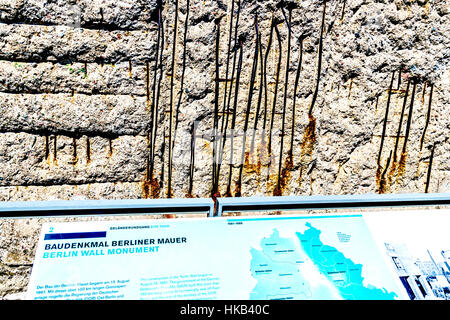 I resti del muro di Berlino con descrizione; Reste der Berliner Mauer nahe Gropius Bau Foto Stock