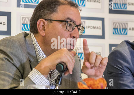 Sao Paulo, Brasile. 26th, Gen 2017. Jose Velloso Dias Cardoso, chief executive di ABIMAQ (Associazione Brasiliana di macchinari e apparecchiature industriali), durante una conferenza stampa per annunciare i risultati, presso l'entità presso la sede centrale, in Jabaquara Avenue, zona sud di Sao Paulo. Foto Stock