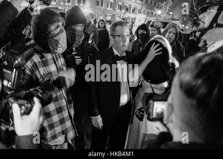 Washington DC, District of Columbia, Stati Uniti d'America. 25 gennaio, 2017. Su Inaugurazione week-end, protesta contro il nuovo presidente degli Stati Uniti, Donald Trump, intensificate in tutta la città e in alcuni è diventata violenta tra le forze di polizia e manifestanti. La notte prima della inaugurazione, dimostranti sono seguenti e tormentare la sfera frequentatori, considerando che hanno fatto il supporto Donald Trump. Credito: Axelle Horstmann/ZUMA filo/Alamy Live News Foto Stock