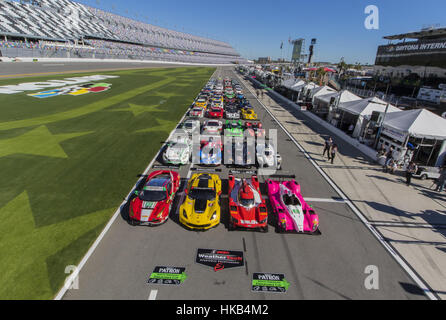 Daytona Beach, Florida, Stati Uniti d'America. 25 gennaio, 2017. 25 gennaio 2017 - Daytona Beach, Florida, Stati Uniti d'America: il campo per la Rolex 24 a Daytona al Daytona International Speedway di Daytona Beach, Florida. Credito: Walter G Arce Sr Asp Inc/ASP/ZUMA filo/Alamy Live News Foto Stock