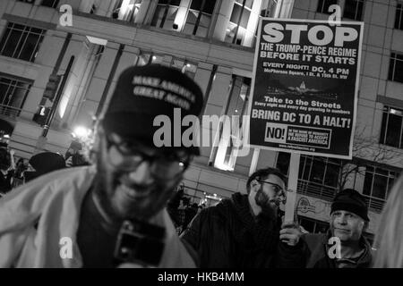 Washington DC, District of Columbia, Stati Uniti d'America. 25 gennaio, 2017. Su Inaugurazione week-end, protesta contro il nuovo presidente degli Stati Uniti, Donald Trump, intensificate in tutta la città e in alcuni è diventata violenta tra le forze di polizia e manifestanti. La notte prima della inaugurazione, una protesta è tenuta davanti al National Press Club dove un 'DeploraBall'' è organizzato dai membri di alt-destra. Credito: Axelle Horstmann/ZUMA filo/Alamy Live News Foto Stock