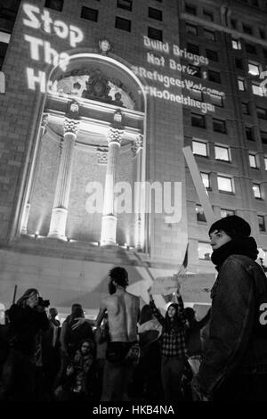 Washington DC, District of Columbia, Stati Uniti d'America. 25 gennaio, 2017. Su Inaugurazione week-end, protesta contro il nuovo presidente degli Stati Uniti, Donald Trump, intensificate in tutta la città e in alcuni è diventata violenta tra le forze di polizia e manifestanti. La notte prima della inaugurazione, una protesta è tenuta davanti al National Press Club dove un 'DeploraBall'' è organizzato dai membri di alt-destra. Credito: Axelle Horstmann/ZUMA filo/Alamy Live News Foto Stock