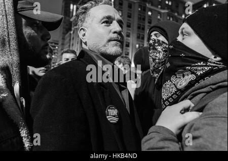 Washington DC, District of Columbia, Stati Uniti d'America. Xx gen, 2017. Su Inaugurazione week-end, protesta contro il nuovo presidente degli Stati Uniti, Donald Trump, intensificate in tutta la città e in alcuni è diventata violenta tra le forze di polizia e manifestanti. In Franklin Square, Trump sostenitori e dimostranti sono rivolti in argomenti riscaldato la sera dell'inaugurazione. Credito: Axelle Horstmann/ZUMA filo/Alamy Live News Foto Stock